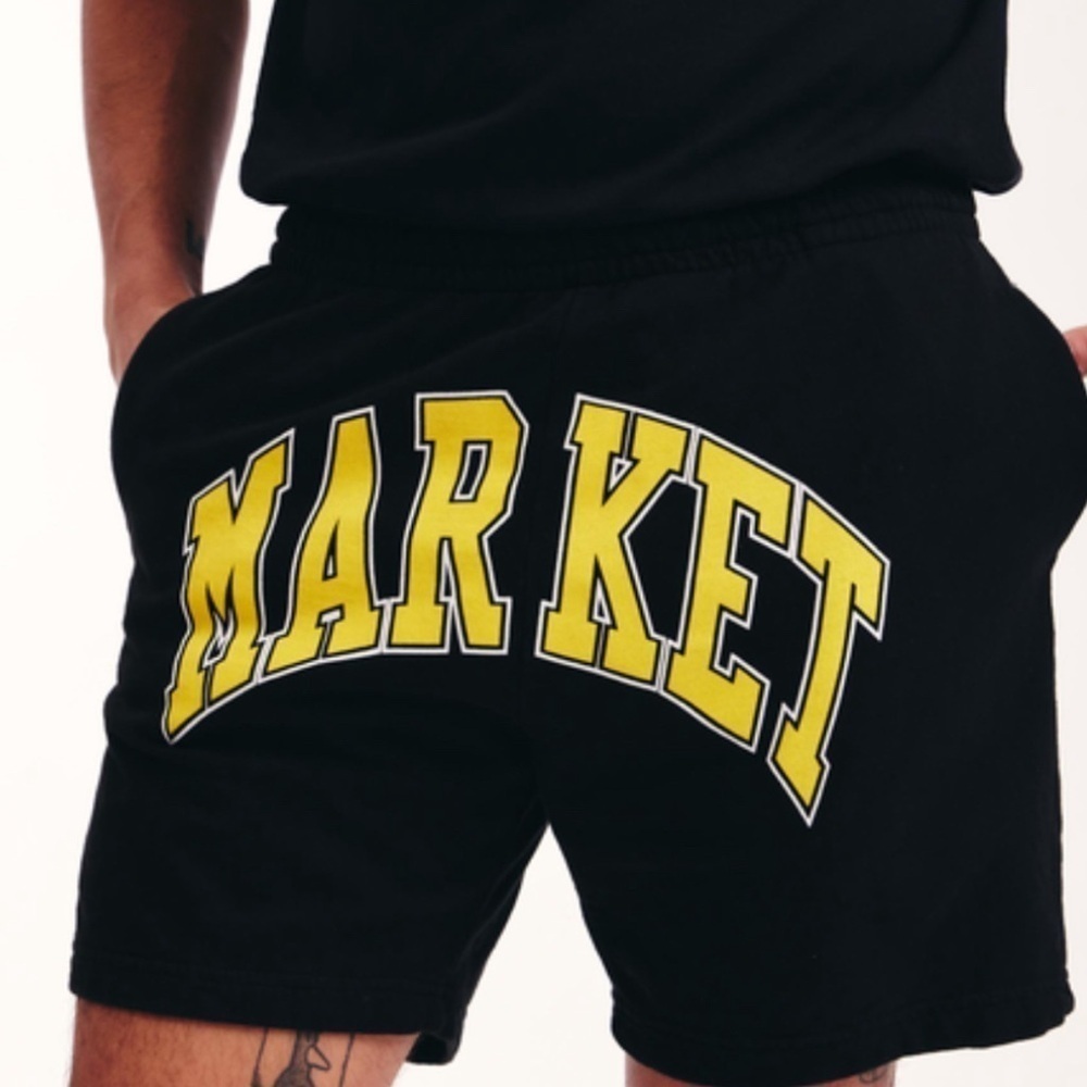 Market MENS ARC FLEECE SHORTS IN BLACK/YELLOW Medium
